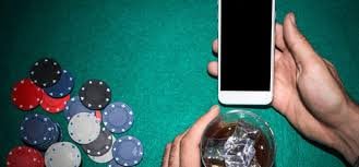 Pembaca mobile melihat pusat informasi